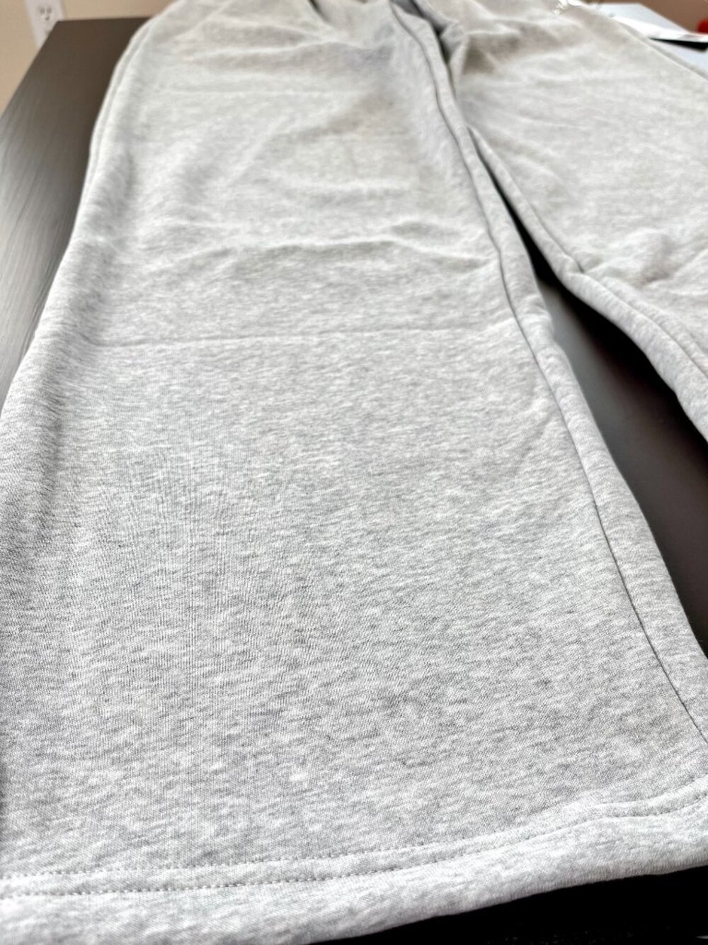 Alo Yoga Accolade Straight Leg Grey Sweatpants Size M Unisex U5012RG - Picture 4 of 11
